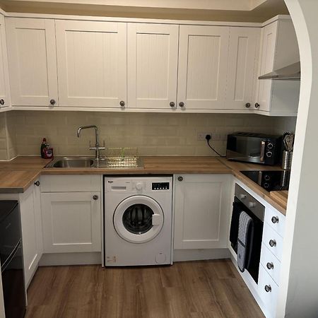 Central - 1 Bed, Cosy Retreat Swindon Extérieur photo