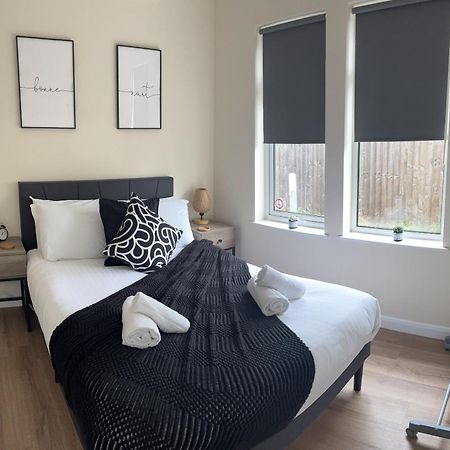 Central - 1 Bed, Cosy Retreat Swindon Extérieur photo