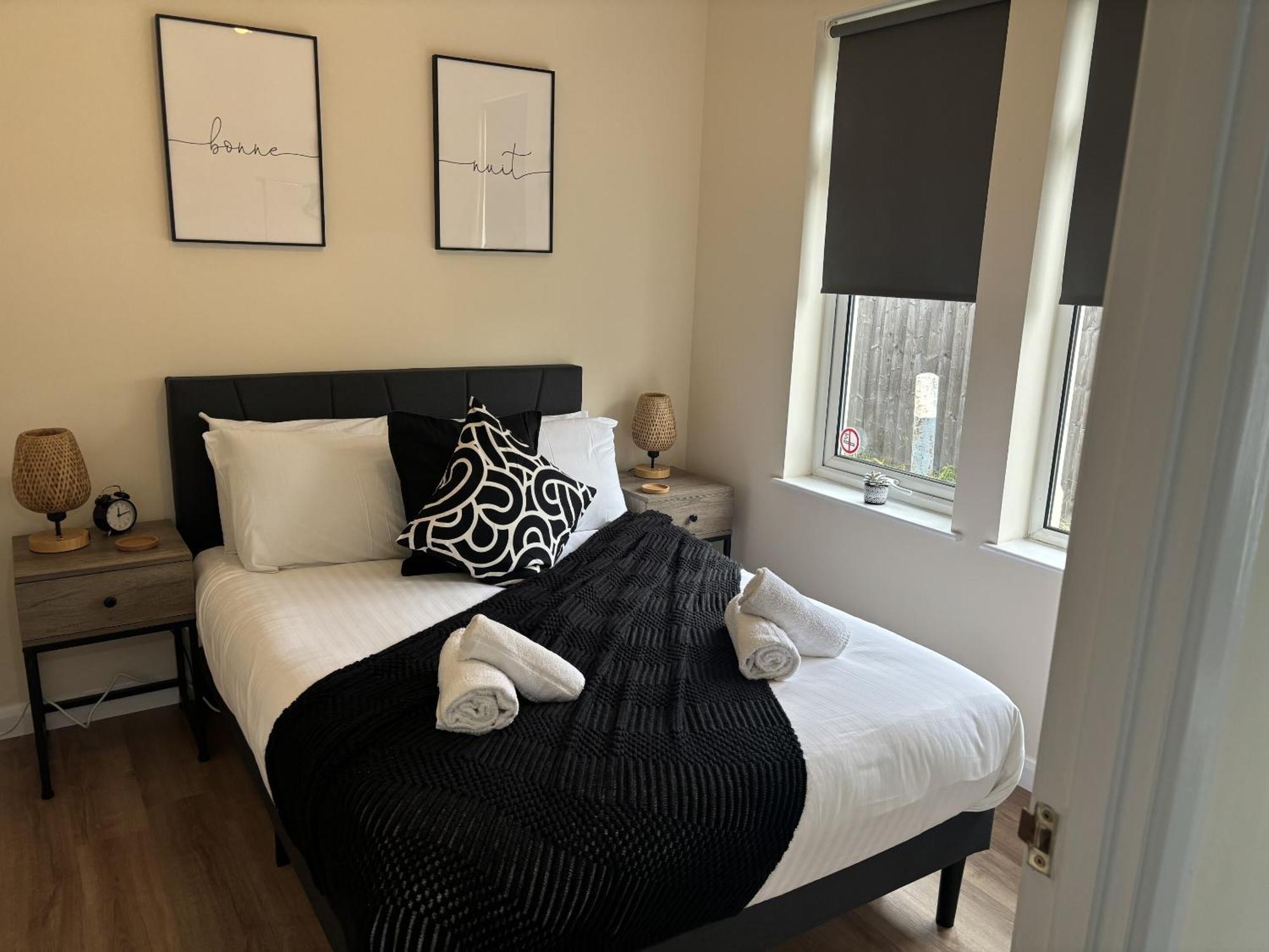Central - 1 Bed, Cosy Retreat Swindon Extérieur photo